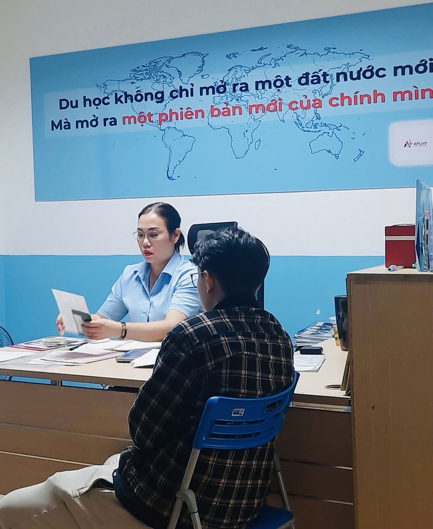 Chuyên viên APLUS kiểm tra hồ sơ tuyển sinh và visa du học