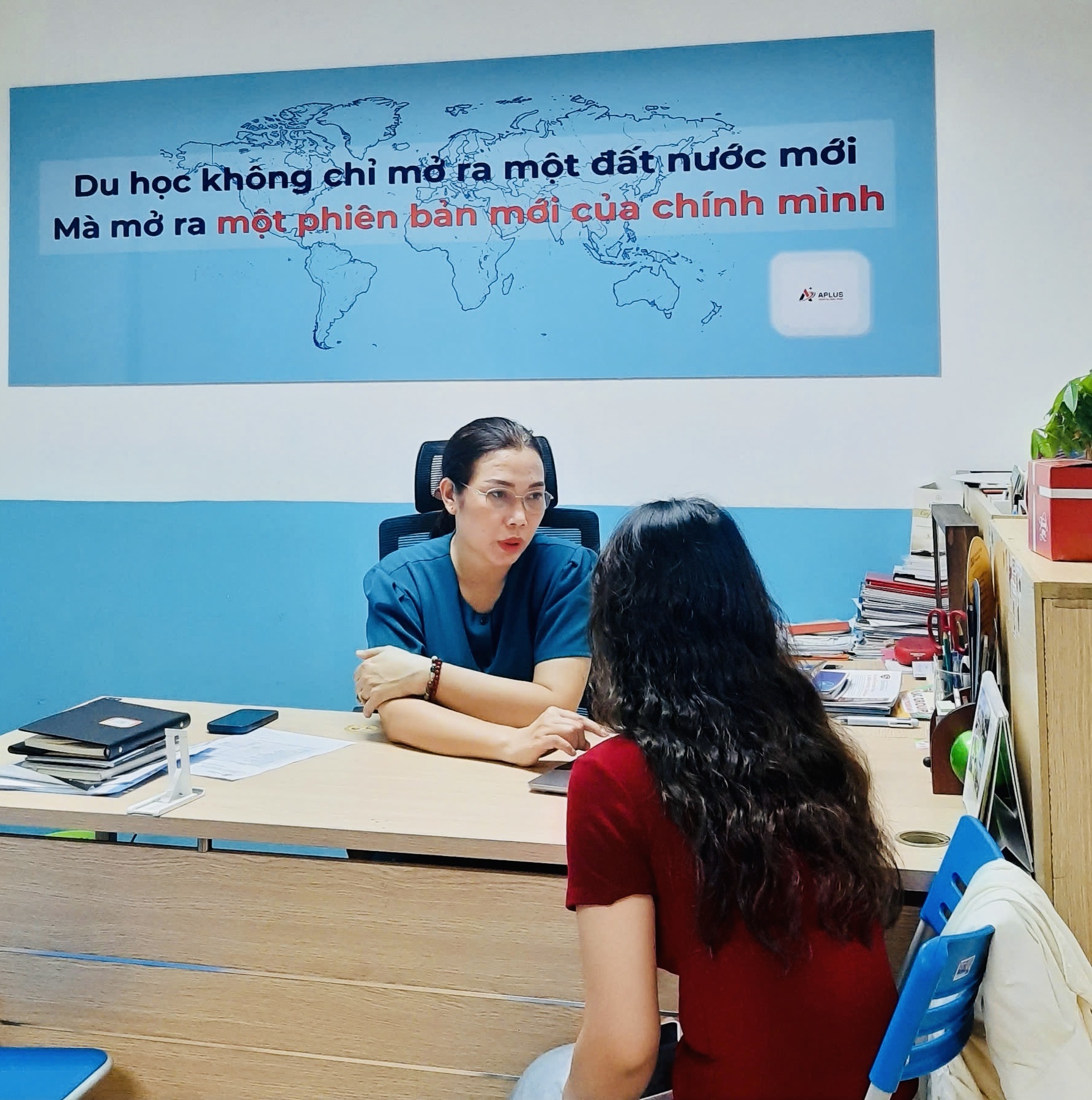 Cô Vũ Thị Vi Anh tư vấn lộ trình du học cho học sinh